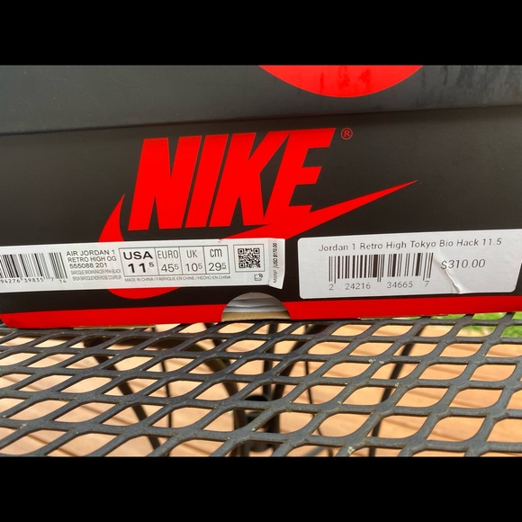 Air Jordan 1 Retro High “Bio Hack” Comes with Box and 2 Sets of Laces. - Picture 7 of 7